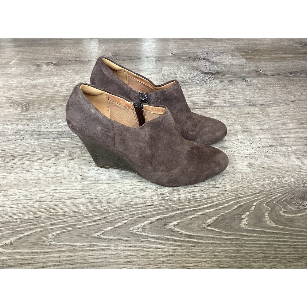 Clarks Boots Womens 8.5 Ankle Bootie Brown Suede Leather Side Zip Wedge 26102155